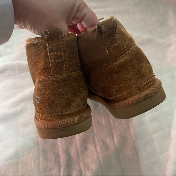 UGG kids Neumel II Boot chestnut low top boots kids unisex size 5 - Picture 2 of 9